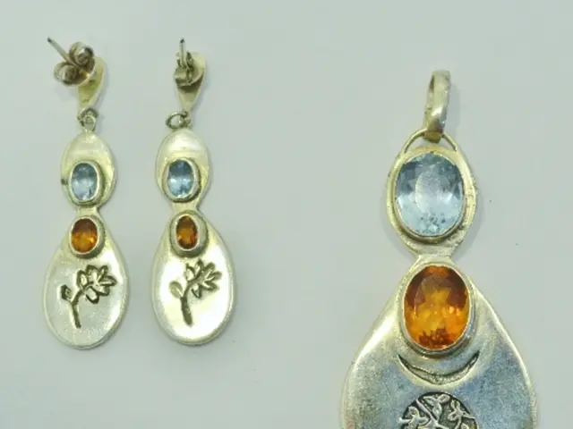 Earbuds with Secure Ear Hooks Ideal for Individuals Prone to Misplacing Their Headphones