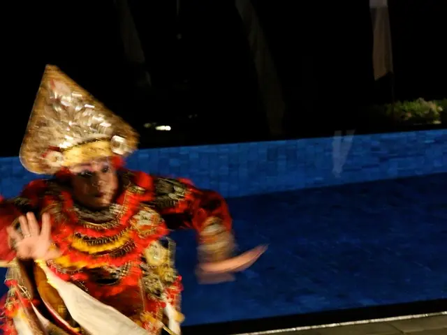 Reddit participants are discussing the most effective strategies for becoming a morning runner;...