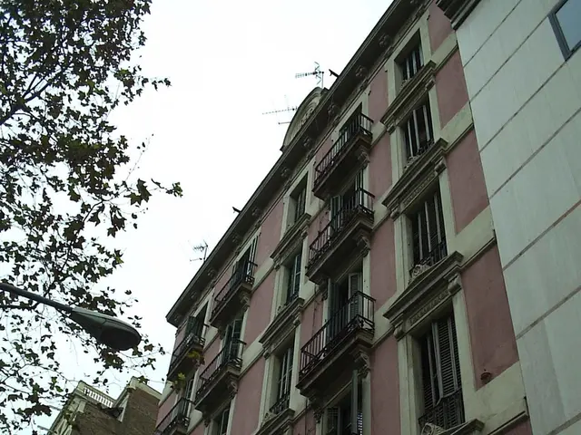 Two individuals, Eprimo and Net, initiate the process of shutting down a balcony-PV-offensive...