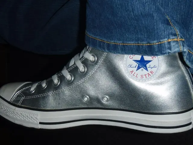 Styling Cropped Jeans with this Elegant Shoe Fashion Trend Makes Them Less Intimidating