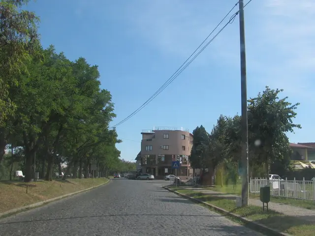 I Reside in an Off-Grid Tiny Home, Powering My Nissan LEAF through Solar Energy