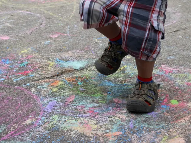 Enhancing a simple style using texture and volume as key elements