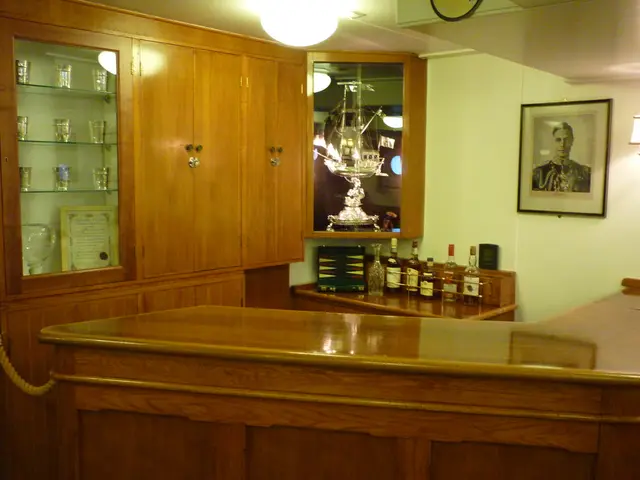 Boosting Retail Aesthetics: The Essential Function of Glass Showcases in Shops