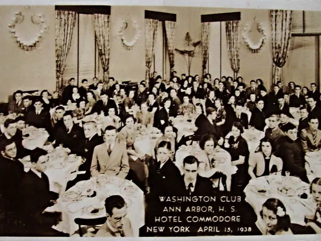 Discovered Ideal Table and Chairs Suitable for Our Compact Cabin!