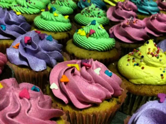 In this image there are cupcakes.